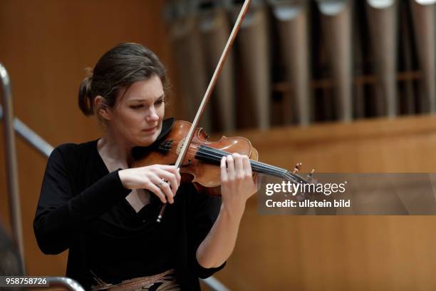 Janine Jansen gastiert in Begleitung des NHK Symphony Orchestra Tokyo unter der Leitung des amerikanischen Dirigenten Paavo Järvi am 08. März 2017 in...