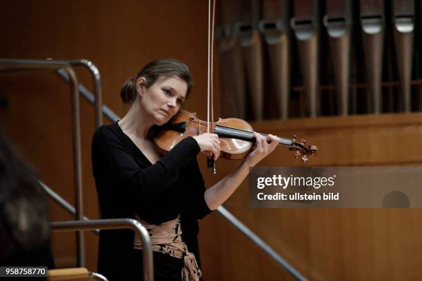 Janine Jansen gastiert in Begleitung des NHK Symphony Orchestra Tokyo unter der Leitung des amerikanischen Dirigenten Paavo Järvi am 08. März 2017 in...