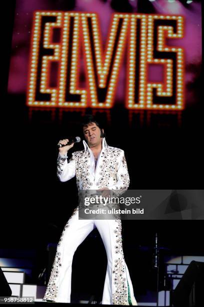 Elvis - Das Musical Grahame Patrick alias Elvis wird von dem "The Stamps Quartet" um den Sänger Ed Enoch, die siebenköpfige ?Las Vegas Showband? und...