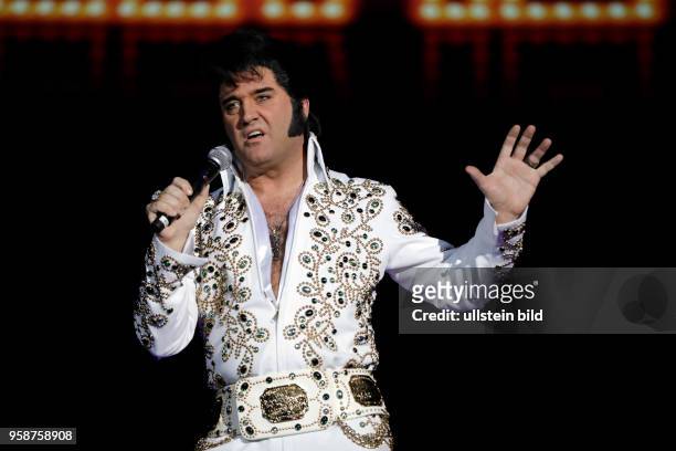 Elvis - Das Musical Grahame Patrick alias Elvis wird von dem "The Stamps Quartet" um den Sänger Ed Enoch, die siebenköpfige ?Las Vegas Showband? und...