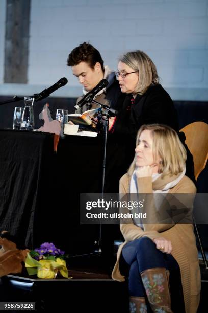 Louis Held und Wenka von Mikulicz (Drehbuchautorin der beliebten Reiterhof-Abenteuer von Bibi und Tina, lesen aus dem Buch zum vierten Kinofilm:...