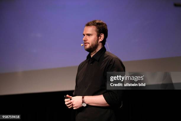 Rayk Anders spricht über das Thema "Wie Bullshit unser Land vergiftet? im Rahmen der 17. Lit.COLOGNE. Am 16. März 2017 im Comedia Theater, Grüner...