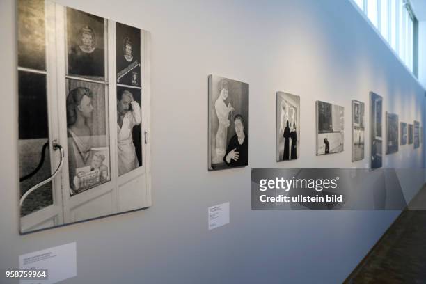 Die Austellung "Menschen mit Bildern " des französischen Fotografen Henri Cartier-Bresson und des Kölner Fotografen Heinz Held gastiert vom 24. März...