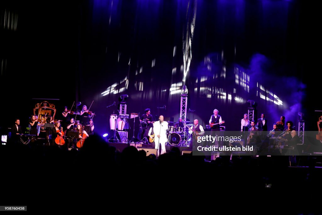 Der amerikanische Sänger Eric Conley gastiert mit The Barry White Experience - The Show in der Lanxess-Arena Köln