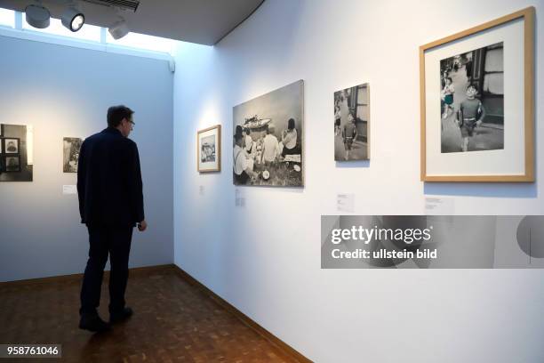 Die Austellung "Menschen mit Bildern " des französischen Fotografen Henri Cartier-Bresson und des Kölner Fotografen Heinz Held gastiert vom 24. März...