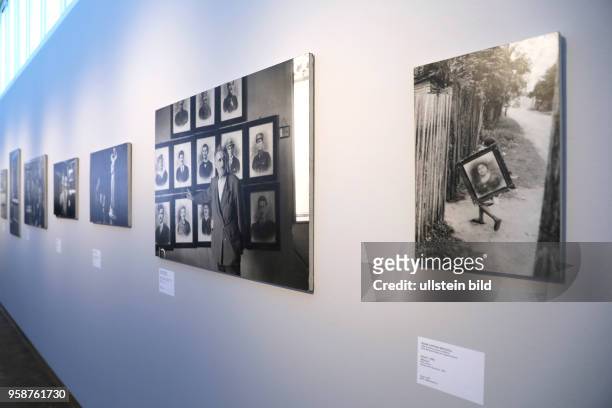Die Austellung "Menschen mit Bildern " des französischen Fotografen Henri Cartier-Bresson und des Kölner Fotografen Heinz Held gastiert vom 24. März...