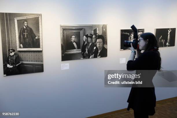 Die Austellung "Menschen mit Bildern " des französischen Fotografen Henri Cartier-Bresson und des Kölner Fotografen Heinz Held gastiert vom 24. März...