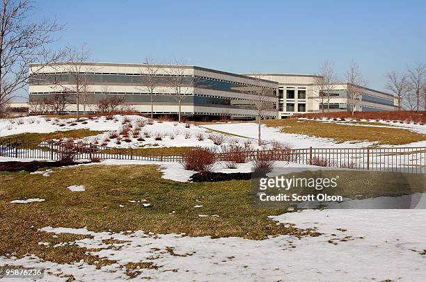 Employees enter the headquarters compound of Kraft Food Inc. January 19, 2010 in Glenview, Illinois. The British chocolate giant Cadbury has agreed...