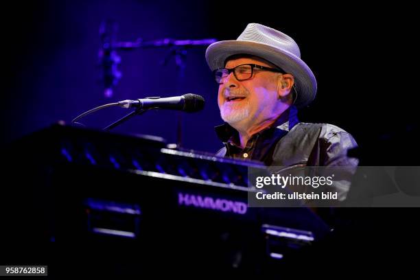 Paul Carrack (Paul Carrack gastiert mit seiner Band, bestehend aus v.l.: James Locke , Andy Staves , Dean Duke , Jack Carrack , Jeremy Meek und Steve...