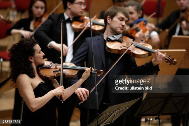 Liza Ferschtman und Nils Mönkemeyer gastieren in Begleitung des Bundesjugendorchester unter der Leitung des britischen Dirigenten Leo MacFall am 21....
