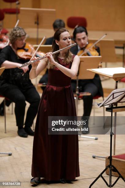 Alja Velkaverh gastiert in Begleitung des Gürzenich-Orchester Köln unter der Leitung des deutschen Dirigenten Markus Stenz am 26. März 2017 in der...