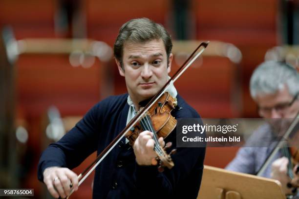 Renaud Capuçon gastiert in Begleitung des Royal Philharmonic Orchestra unter der Leitung des schweizer Dirigenten Charles Dutoit am 27. April 2017 in...