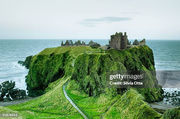 dunnottar castle, close to aberdeen - aberdeen schottland stock pictures, royalty-free photos & images