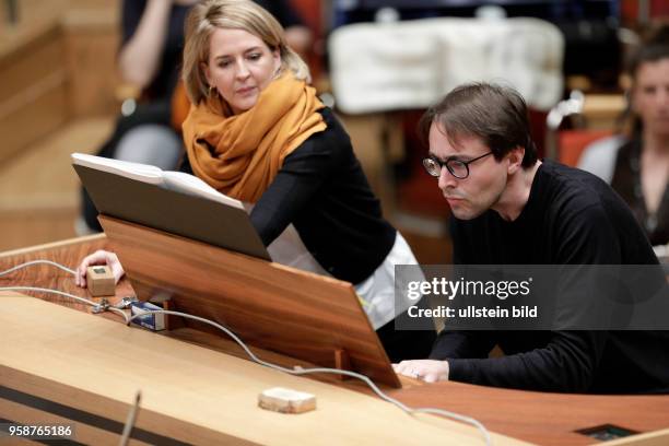 Christian Schmitt gastiert in Begleitung der Bamberger Symphoniker-Bayerische Staatsphilharmonie unter der Leitung des tschechischen Dirigenten Jakub...