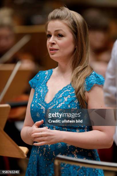 Siobhan Stagg gastiert in Begleitet des SWR Symphonieorchester unter der Leitung des iItalienischen Dirigenten Tito Ceccherini beim Abschlusskonzert...