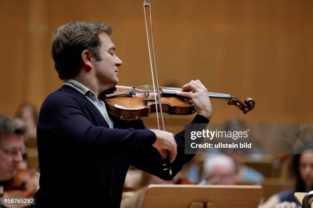 Renaud Capuçon gastiert in Begleitung des Royal Philharmonic Orchestra unter der Leitung des schweizer Dirigenten Charles Dutoit am 27. April 2017 in...