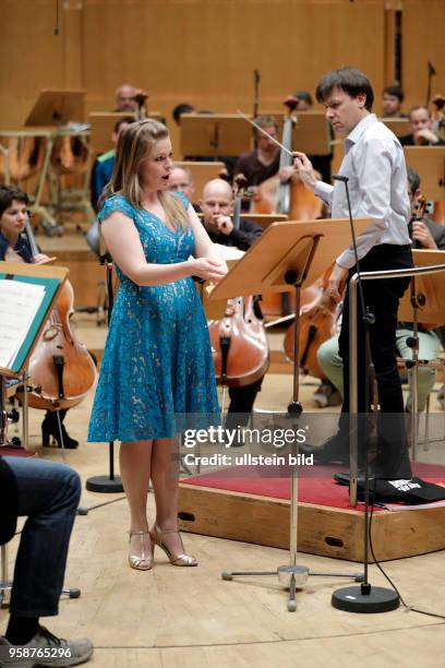 Siobhan Stagg gastiert in Begleitet des SWR Symphonieorchester unter der Leitung des iItalienischen Dirigenten Tito Ceccherini beim Abschlusskonzert...