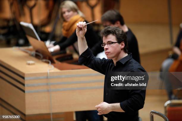 Jakub Hr?öa leitet die Bamberger Symphoniker-Bayerische Staatsphilharmonie in Begleitung des deutschen Organisten Christian Schmitt und des...