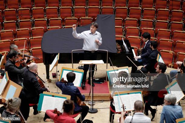 Sunwook Kim gastiert in Begleitet des SWR Symphonieorchester unter der Leitung des iItalienischen Dirigenten Tito Ceccherini mit der...