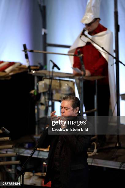 Einstürzende Neubauten "Greatest Hits"-Tour Die Einstürzende Neubauten bestehen aus: Blixa Bargeld , NU Unruh , Alexander Hacke , Jochen Arbeit ,...