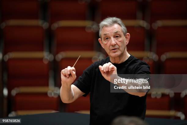 Trevor David Pinnock leitet das Kammerorchester Basel am 15. Mai 2017 in der Philharmonie Köln
