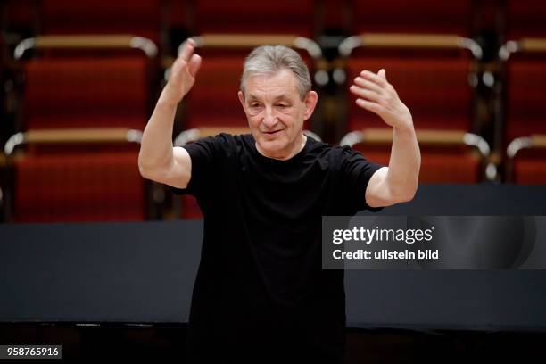 Trevor David Pinnock leitet das Kammerorchester Basel am 15. Mai 2017 in der Philharmonie Köln