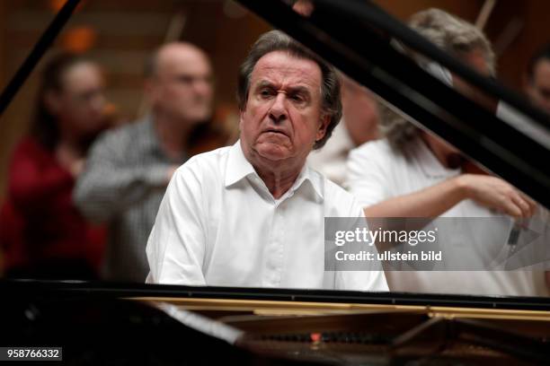 Rudolf Buchbinder begleitet die St. Petersburger Philharmoniker unter der Leitung des russischen Dirigenten Yuri Temirkanov am 16. Mai 2017 in der...