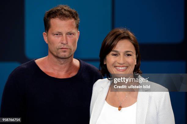 Tilman Valentin ?Til? Schweiger ist Gast bei Sandra Maischbergers Sendung "Ich stelle mich". Das Bild zeigt v.l.: Til Schweiger und Sandra...