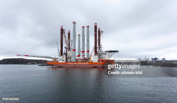 Das Einrichterschiff "Brave Tern" wird im Hafen Mukran auf der Insel Ruegen beladen. Das Spezialschiff wird die Windkraftanlagen im Offshore-Windpark...