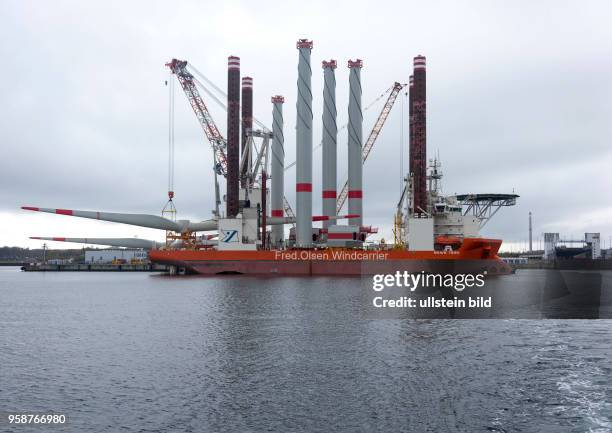 Das Einrichterschiff "Brave Tern" wird im Hafen Mukran auf der Insel Ruegen beladen. Das Spezialschiff wird die Windkraftanlagen im Offshore-Windpark...