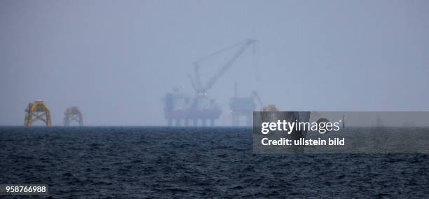 Das Einrichterschiff "MPI Adventure" montiert Windkraftanlagen im Offshore-Windpark Wikinger im Seegebiet Adlergrund auf der Ostsee noerdlich...