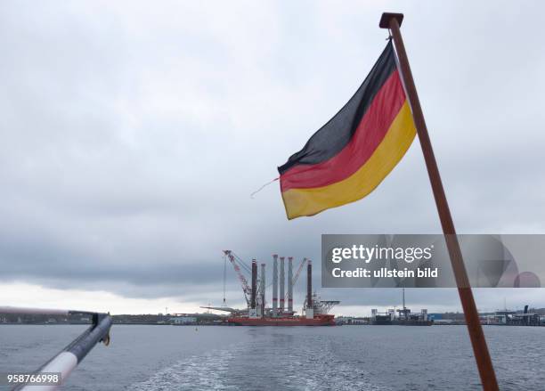 Das Einrichterschiff "Brave Tern" wird im Hafen Mukran auf der Insel Ruegen beladen. Das Spezialschiff wird die Windkraftanlagen im Offshore-Windpark...