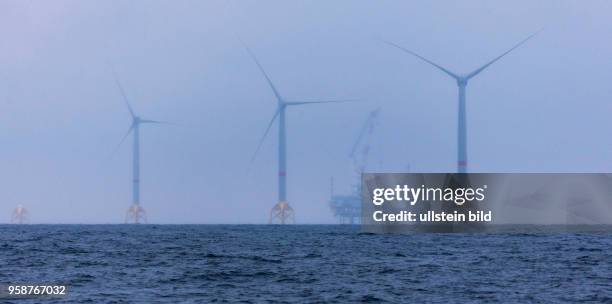 Das Einrichterschiff "MPI Adventure" montiert Windkraftanlagen im Offshore-Windpark Wikinger im Seegebiet Adlergrund auf der Ostsee noerdlich...