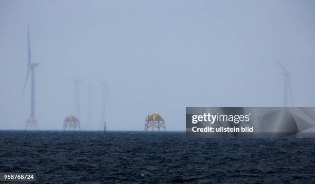 Das Einrichterschiff "MPI Adventure" montiert Windkraftanlagen im Offshore-Windpark Wikinger im Seegebiet Adlergrund auf der Ostsee noerdlich...