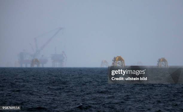 Das Einrichterschiff "MPI Adventure" montiert Windkraftanlagen im Offshore-Windpark Wikinger im Seegebiet Adlergrund auf der Ostsee noerdlich...