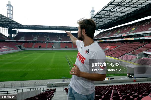 Köln Stadionführung Christoph Hettenkofer führt Besucher durch das Stadion des 1. FC Köln. Eine Führung durch das RheinEnergieSTADION dauert 75 bis...