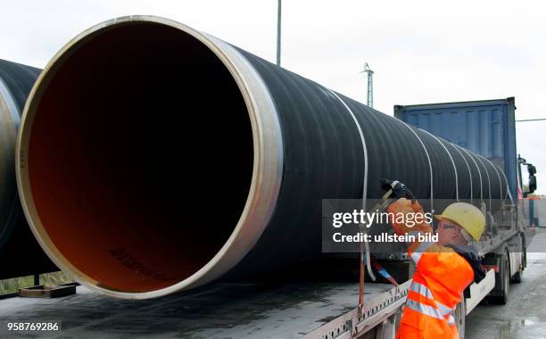 Die Rohre fuer die Nord Stream2-Pipeline werden im Faehrhafen Sassnitz-Mukran angeliefert. Auf der Insel Ruegen werden die Stahlrohre von der Firma...