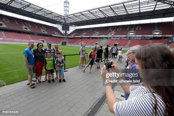 Köln Stadionführung Christoph Hettenkofer führt Besucher durch das Stadion des 1. FC Köln. Eine Führung durch das RheinEnergieSTADION dauert 75 bis...