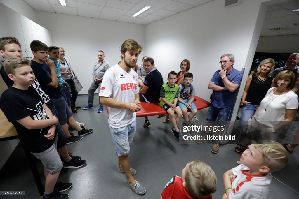 Christoph Hettenkofer führt Besucher durch das Stadion des 1. FC Köln im RheinEnergie Stadion Köln