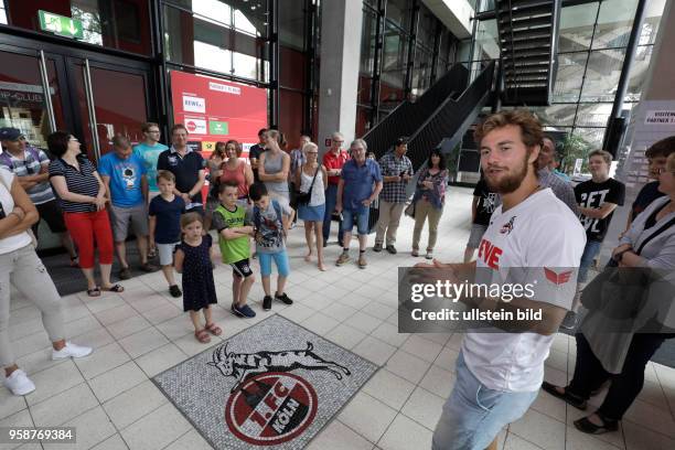 Köln Stadionführung Christoph Hettenkofer führt Besucher durch das Stadion des 1. FC Köln. Eine Führung durch das RheinEnergieSTADION dauert 75 bis...