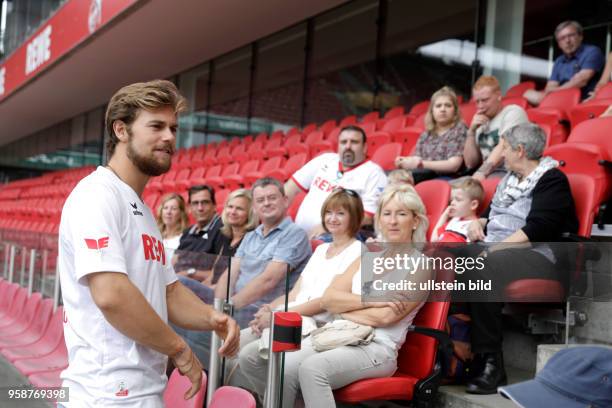 Köln Stadionführung Christoph Hettenkofer führt Besucher durch das Stadion des 1. FC Köln. Eine Führung durch das RheinEnergieSTADION dauert 75 bis...