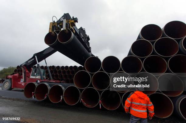 Mit dem Reach-Stacker werden die Rohre fuer die Nord Stream2-Pipeline im Faehrhafen Sassnitz-Mukran entladen. Auf der Insel Ruegen werden die...