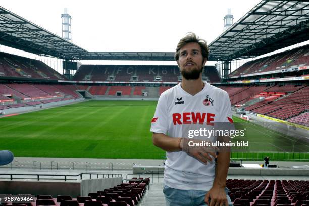 Köln Stadionführung Christoph Hettenkofer führt Besucher durch das Stadion des 1. FC Köln. Eine Führung durch das RheinEnergieSTADION dauert 75 bis...