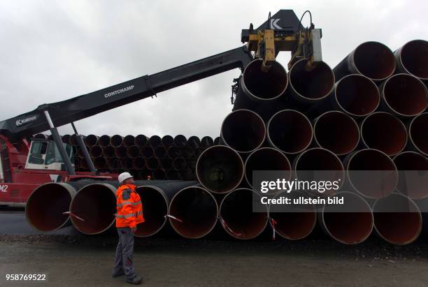 Mit dem Reach-Stacker werden die Rohre fuer die Nord Stream2-Pipeline im Faehrhafen Sassnitz-Mukran entladen. Auf der Insel Ruegen werden die...