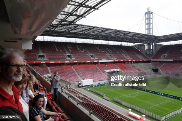 Köln Stadionführung Christoph Hettenkofer führt Besucher durch das Stadion des 1. FC Köln. Eine Führung durch das RheinEnergieSTADION dauert 75 bis...