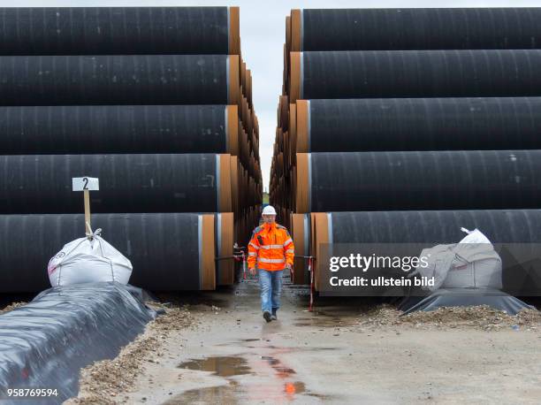 Die Rohre fuer die Nord Stream2-Pipelineliegen im Faehrhafen Sassnitz-Mukran. Auf der Insel Ruegen werden die Stahlrohre von der Firma Wasco Coatings...