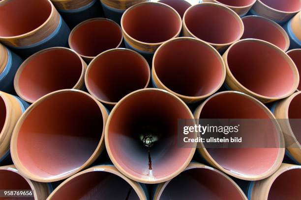 Die Rohre fuer die Nord Stream2-Pipelineliegen im Faehrhafen Sassnitz-Mukran. Auf der Insel Ruegen werden die Stahlrohre von der Firma Wasco Coatings...