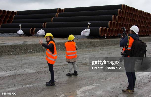 Besucher machen Selfies vor den Rohren fuer die Nord Stream2-Pipeline im Faehrhafen Sassnitz-Mukran. Auf der Insel Ruegen werden die Stahlrohre von...