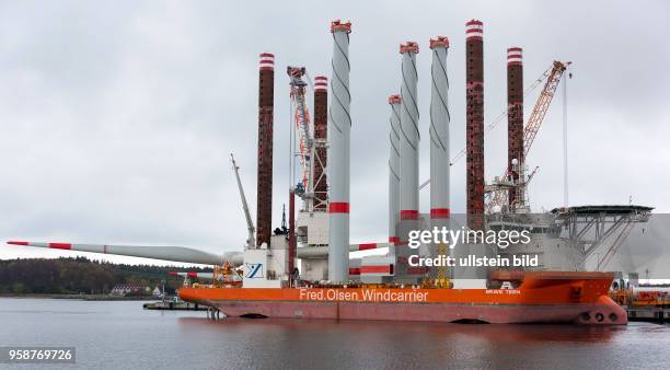 Das Einrichterschiff "Brave Tern" wird im Hafen Mukran auf der Insel Ruegen beladen. Das Spezialschiff wird die Windkraftanlagen im Offshore-Windpark...