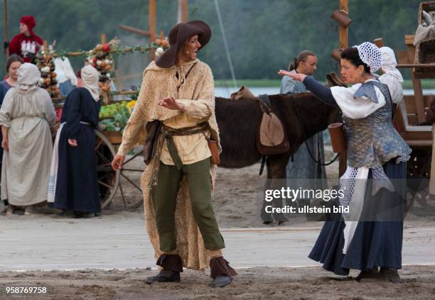 Foto: J. Koehler / bildermeer.com, Tel. 01715320598 Die Schauspieler Philipp Richter als Der Kleene und Karin Hartmann als Fronica spielen in einer...